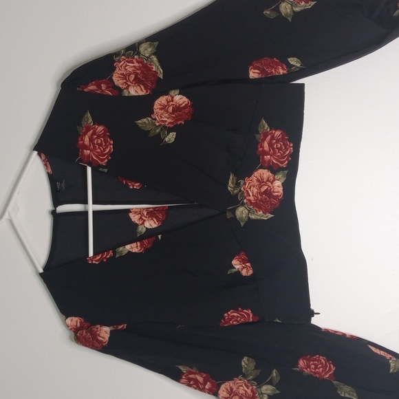 SHEIN Crop Top - Picture 2 of 4